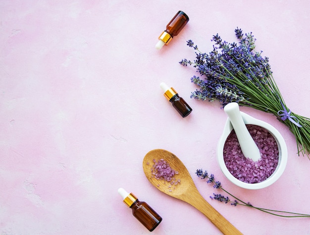 Composição plana leiga com flores de lavanda e cosméticos naturais