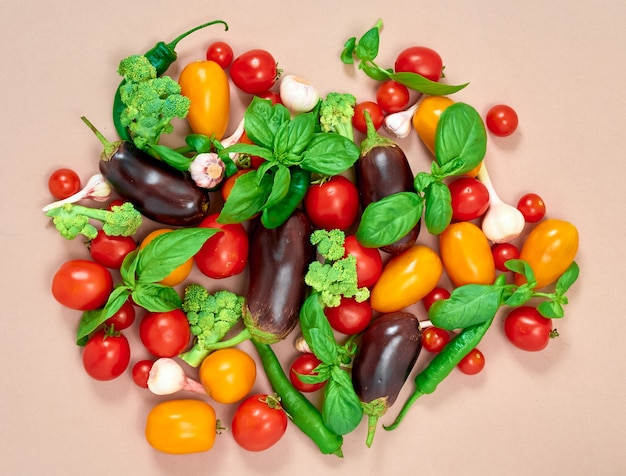 Composição plana leiga com legumes frescos.