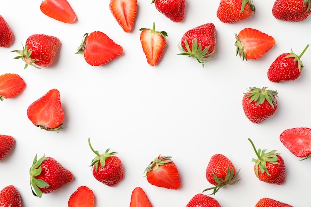 Composição plana leiga com morangos no fundo branco, espaço para texto. Bagas e frutos doces de verão