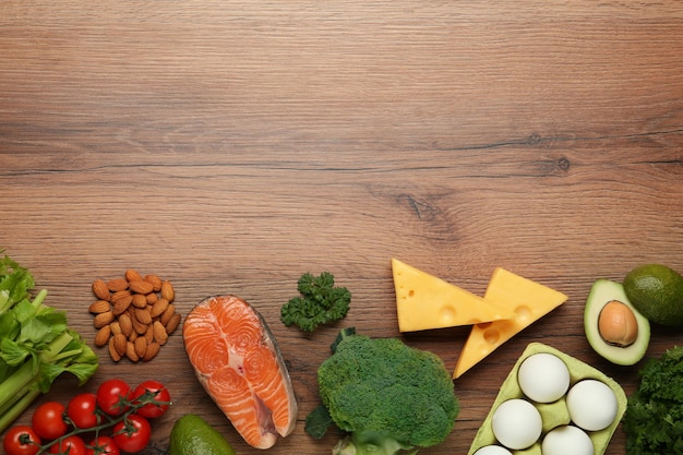 Composição plana leiga com produtos orgânicos frescos no espaço da mesa de madeira para dieta cetogênica