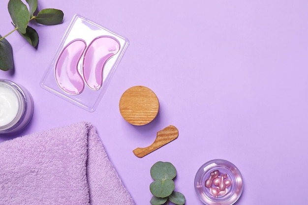 Composição plana leiga com produtos para cuidados com a pele no espaço de fundo violeta para texto