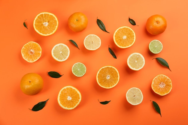 Composição plana leiga com tangerinas e diferentes frutas cítricas em fundo laranja