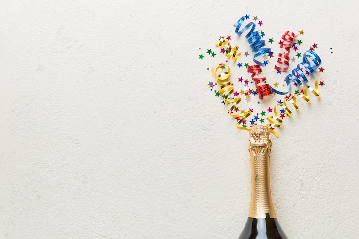 Foto composição plana leiga criativa com garrafa de champanhe e espaço para texto na cor de fundo. garrafa de champanhe com fitas coloridas de festa. conceito de férias ou natal.