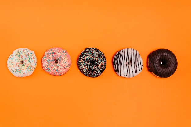 Composição plana leiga de deliciosos donuts