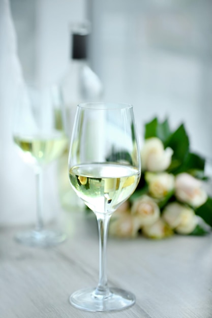 Composição suave de encontro romântico com vinho e flores