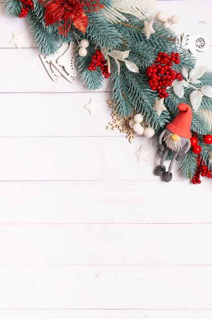 Composição vertical de Natal feita de estrelas de pinheiros e decorações festivas vista de cima de Natal