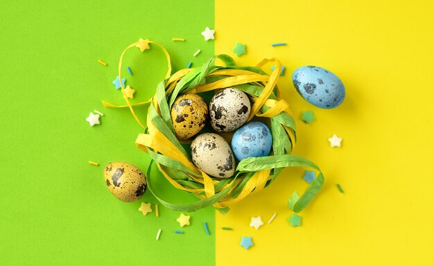 Composição vibrante de ovos de Páscoa elegantes em fundo verde amarelo