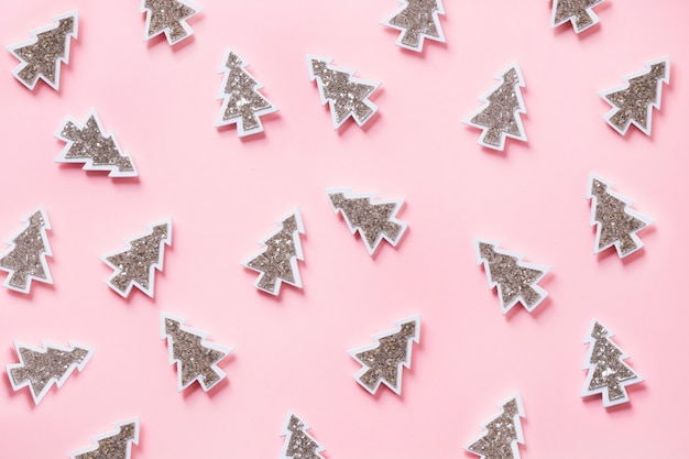 Composición abierta de Navidad con árbol de Navidad decorativo en rosa