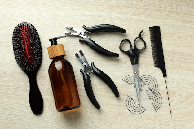 Composición con accesorios de extensión de cabello en mesa de madera