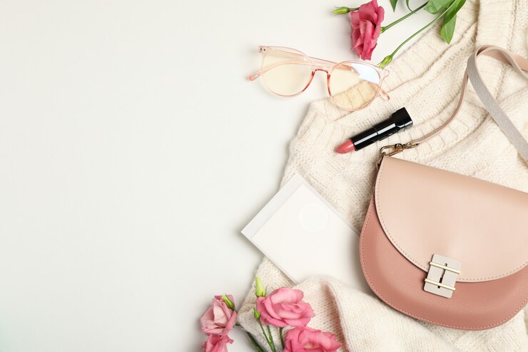 Foto composición con accesorios femeninos en blanco. blogger mujer