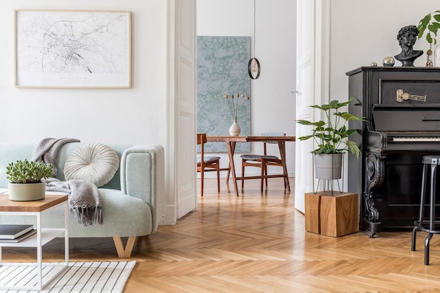 Foto composición acogedora y creativa del interior elegante de la sala de estar con marco, sofá verde, muebles de madera, plantas y accesorios