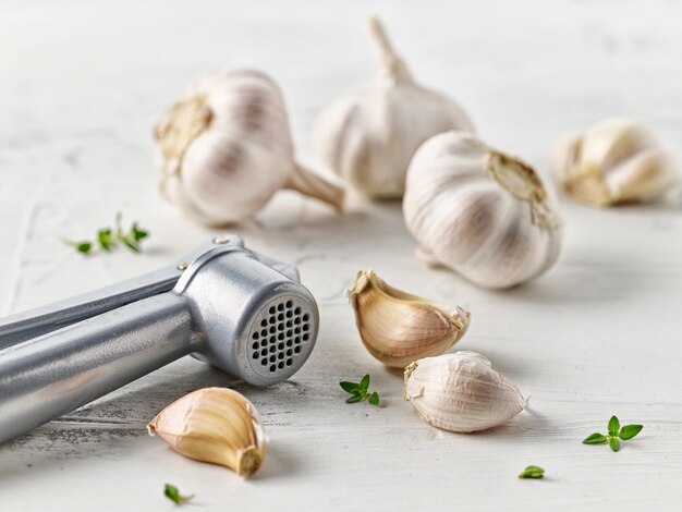 Composición de ajo y especias en la mesa de la cocina blanca