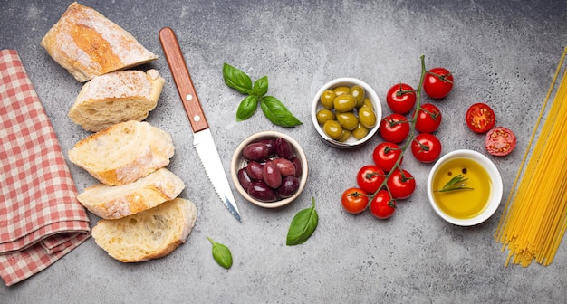 Composición de alimentos con aceite de oliva de aceitunas ciabatta en rodajas