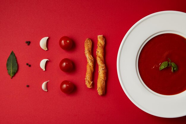 Foto composición de alimentos plato de sopa de tomate