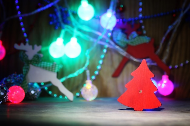 Foto composición de año nuevo adornos para árboles de navidad en la mesa