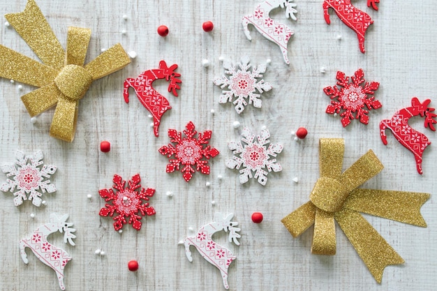 Composición de año nuevo bolas de adornos para árboles de Navidad sobre un fondo de madera Vista superior plana endecha