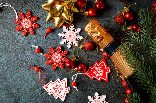 Composición de año nuevo con botella de champán dorado y decoración navideña. Año nuevo rotundamente. Flatlay navideño. Año nuevo 2022. Concepto de año nuevo.