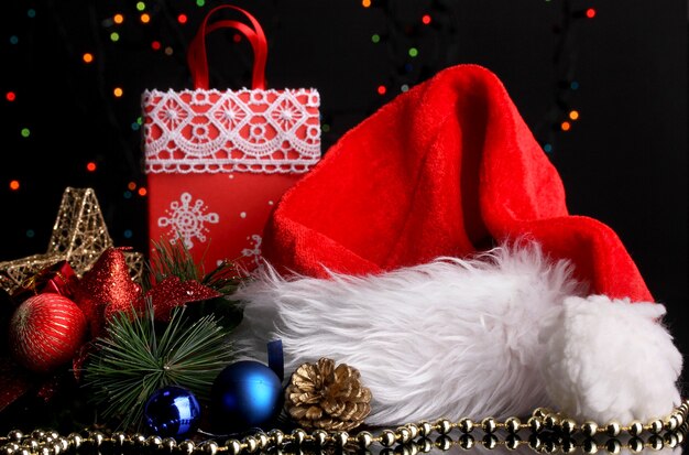 Composición de año nuevo de decoración y regalos de año nuevo sobre fondo de luces de Navidad
