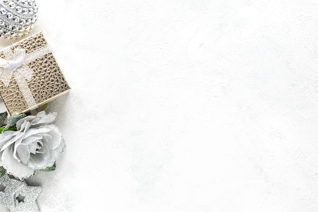 Composición de año nuevo. Decoraciones navideñas blancas y doradas sobre un fondo blanco endecha plana, vista superior, espacio de copia