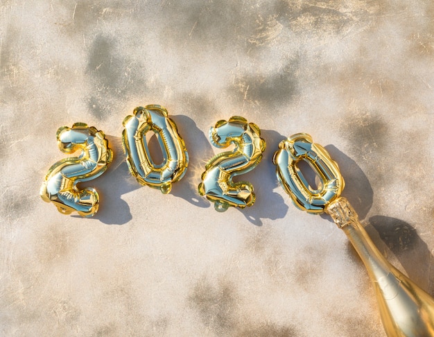 Composición de año nuevo Flat Lay. Globos de aluminio en forma de números 2020.