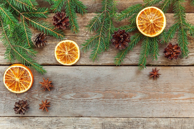 Composición de año nuevo de Navidad sobre fondo de madera rústico viejo en mal estado