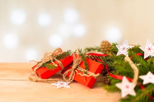 Foto composición de año nuevo con regalos en el fondo de luces.