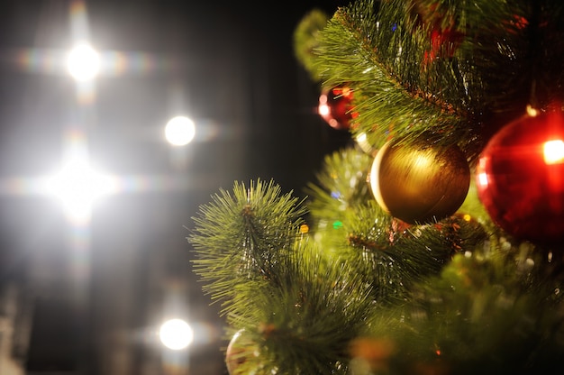 Composición del árbol de Navidad, adornos navideños y luces navideñas.