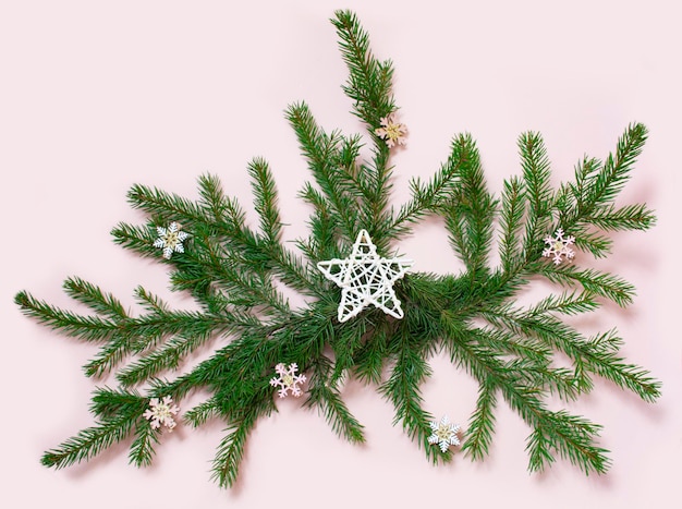 Composición de árbol de Navidad con estrella de madera y juguetes de madera.