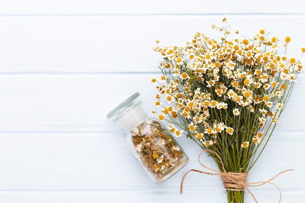 Composición de aromaterapia con cosmética natural y flores de manzanilla