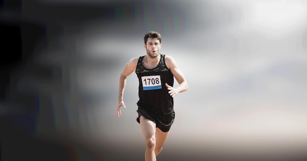 Composición del atleta masculino caucásico en forma corriendo con espacio de copia sobre fondo gris