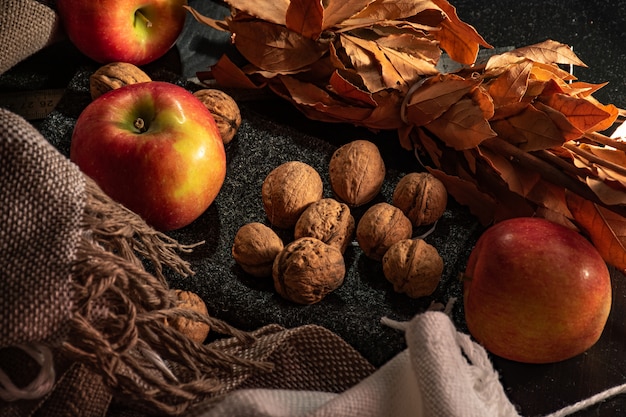 Composición de bodegones con manzanas y nueces