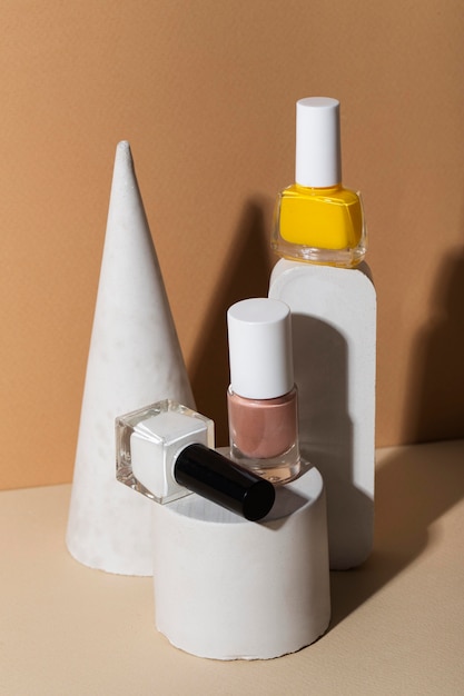 Foto composición de bodegones de productos para el cuidado de las uñas.