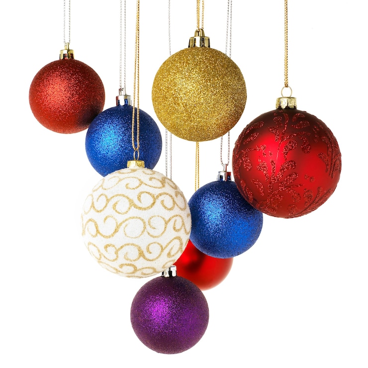 Foto composición de bolas de navidad aislado