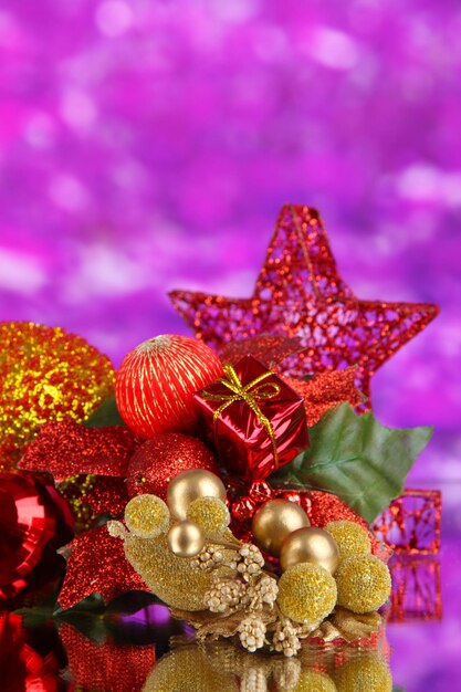 Foto composición de bolas de navidad sobre fondo morado