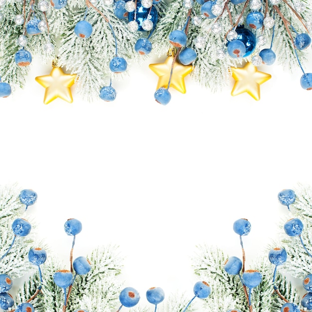 Composición de borde de fondo de marco de Navidad colorido aislado en blanco Tarjeta de Navidad con bayas azules y estrellas doradas