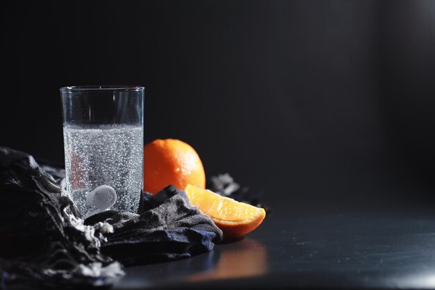 Composición de botellas de jarabe para la tos.Concepto de salud, medicina, gripe y tratamiento - toallitas de papel y termómetro con pastillas.