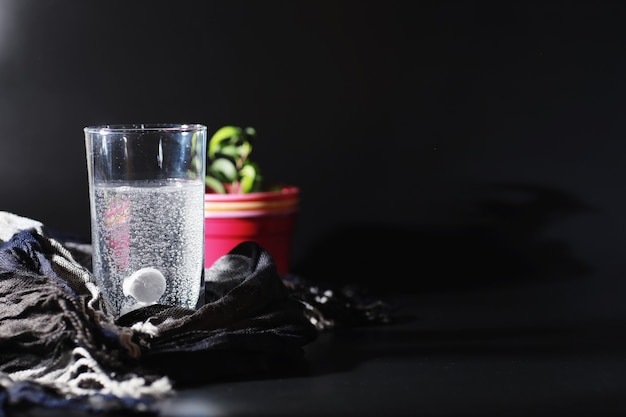 Composición de botellas de jarabe para la tos.Concepto de salud, medicina, gripe y tratamiento - toallitas de papel y termómetro con pastillas.