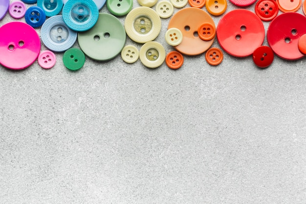 Composición de botones de costura de colores en el fondo del espacio de copia