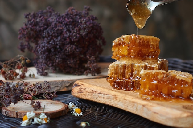 Composición con una cabaña de madera natural sobre una mesa de mimbre, corteza de árbol, concepto de alimentación saludable