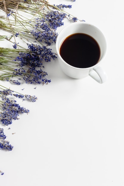 Composición de café con flores sobre la mesa