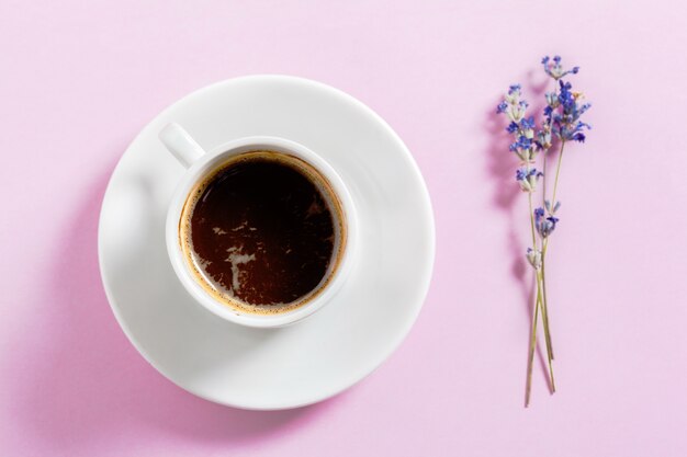 Composición de café con flores sobre la mesa