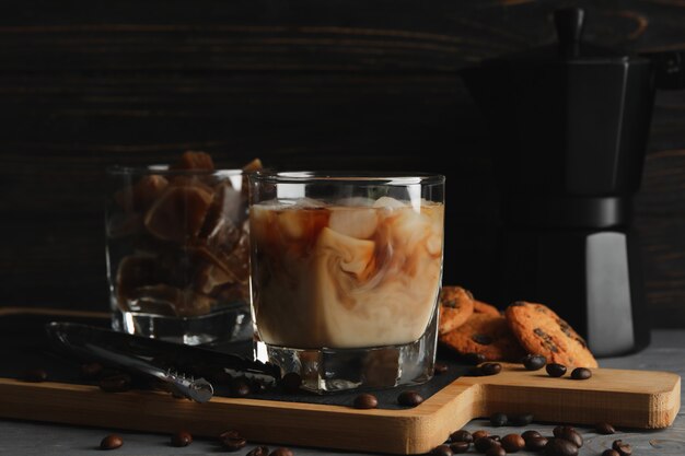 Composición con café con hielo y galletas en madera