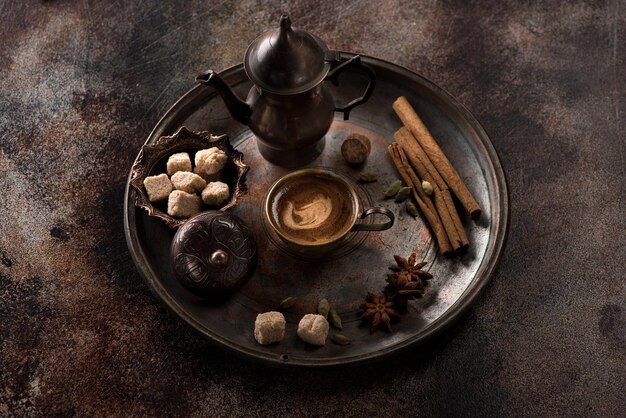 Composición del café Taza de café y especias sobre un fondo antiguo oscuro