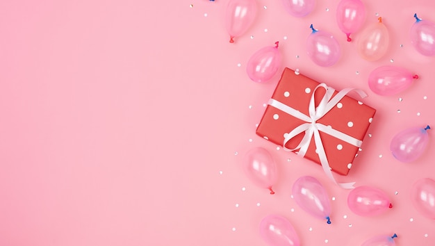 Composición de caja de regalo con decoraciones y globos