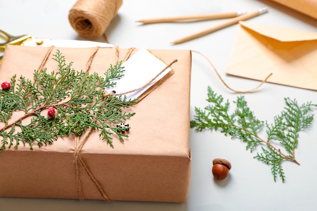 Composición con caja de regalo sobre fondo claro