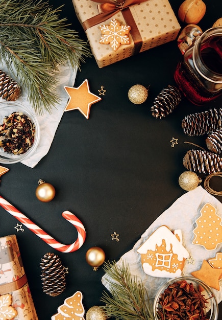 Composición de cajas de regalo de Navidad conos de galletas diseño flatley de galletas de jengibre navideñas