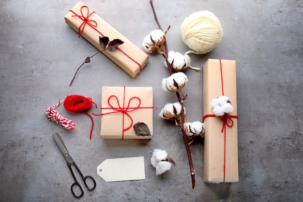 Composición con cajas de regalo de paquetería en mesa gris