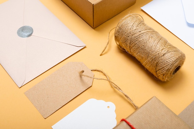 Composición de cajas, sobres y etiquetas de regalo sobre fondo amarillo. Navidad, regalos, tradición y concepto de celebración imagen generada digitalmente.