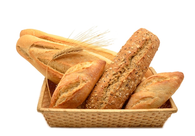 Composición de canasta con diferentes tipos de pan.
