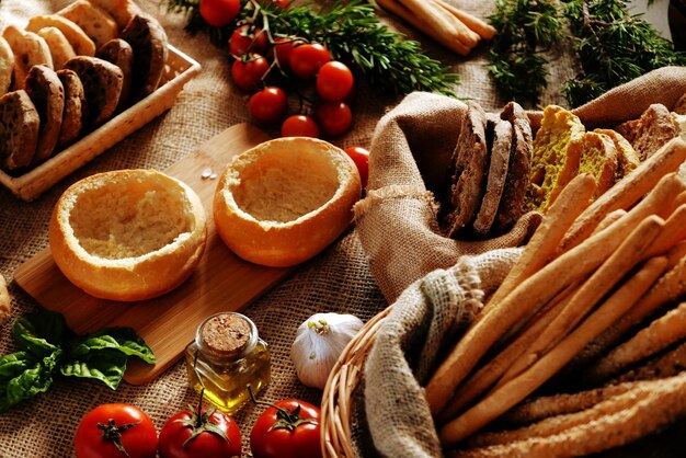 Foto composición de cestas con productos de panadería típicos italianos